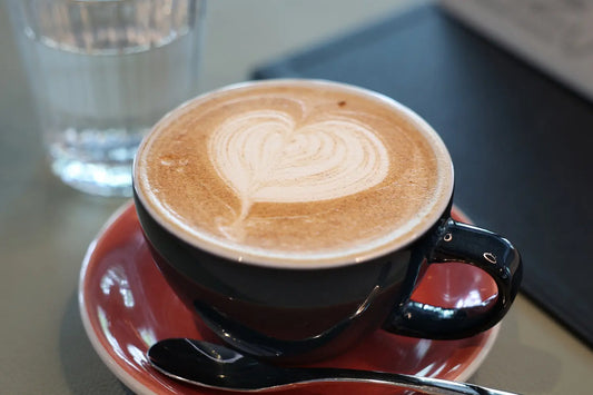 Chai Latte aus in der Schweiz produziertem Chai von Chai Connection in einer Teetasse