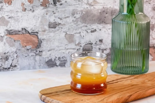 Spice Mule mit unserem Chai Konzentrat – erfrischender Chai Cocktail mit Limette, serviert im Glas auf Holzbrett. Ein spritziger Drink mit würziger Chai-Note – perfekt für Brunch oder Sundowner.