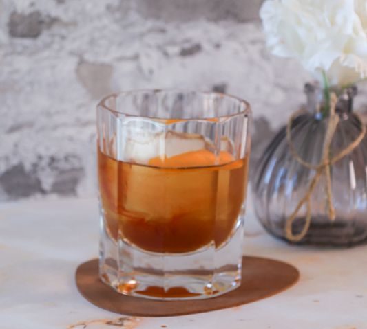 Chai Cocktail mit in der Schweiz aus echten Zutaten produziertem Chai. Probiere ihn für Zuhause, dein Office oder im Café. Für Privatkunden und Geschäftskunden. 