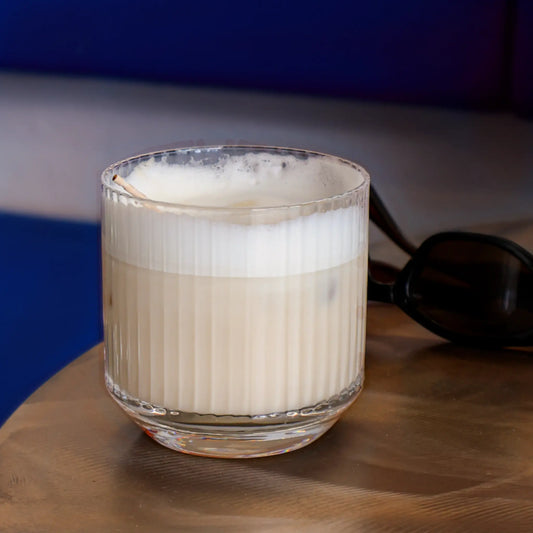 Iced Chai Latte mit unserem Chai Konzentrat – cremiger Iced Chai Latte mit Chai, Milchschaum, serviert im Glas. Der perfekte Chai Drink für alle Chai-Fans.
