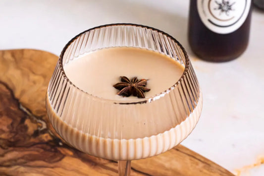 Chai Cocktail mit in der Schwiez hergestelltem Chai von der Chai Connection im Cocktailglas. 