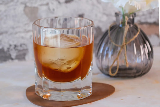 Chai Cocktail mit in der Schweiz aus echten Zutaten produziertem Chai. Probiere ihn für Zuhause, dein Office oder im Café. Für Privatkunden und Geschäftskunden. 