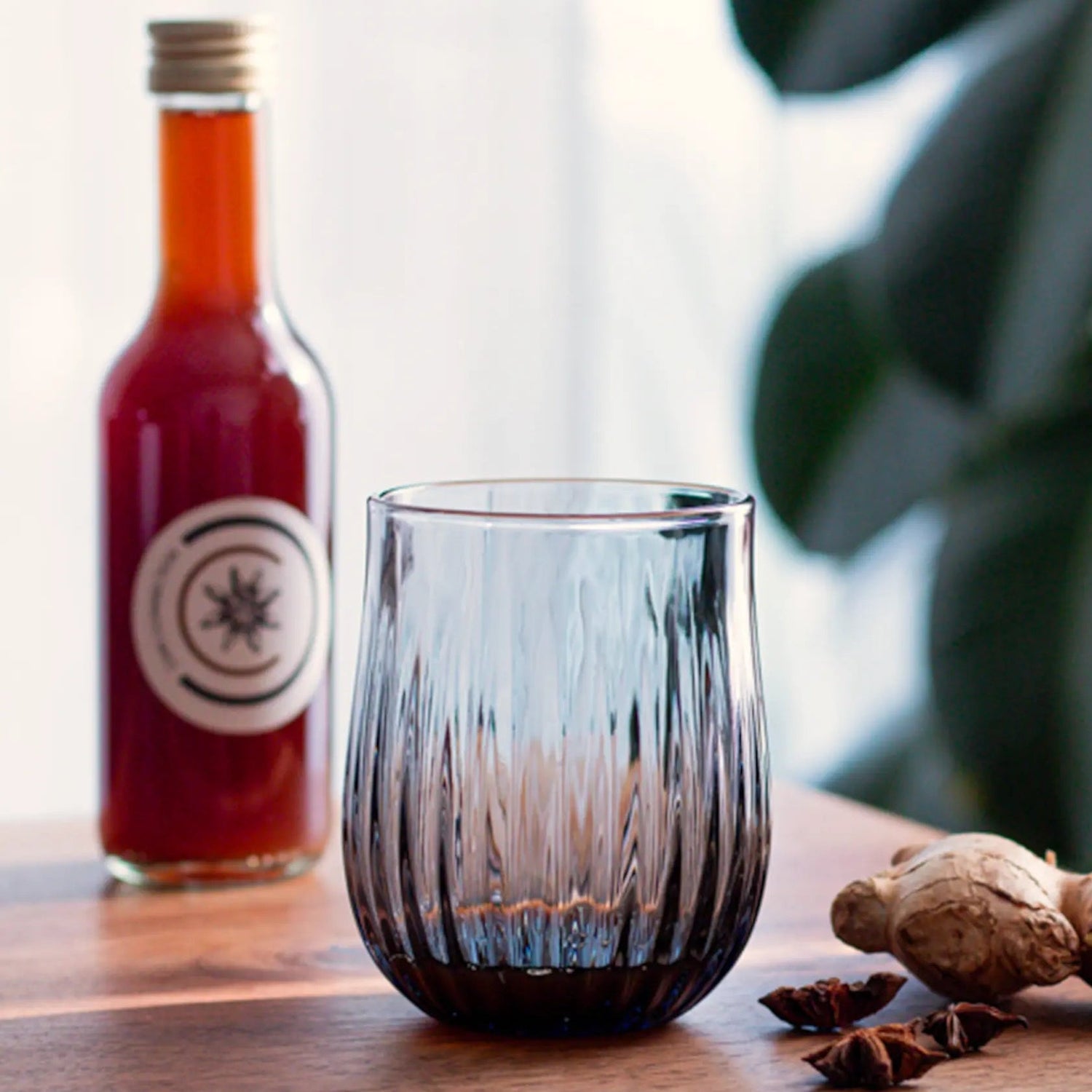 Glas mit Chai Connection Chai-Konzentrat – in der Schweiz handgemachtes Chai Konzentrat aus natürlichen Zutaten für Zuhause, Cafe, Bar und Gastronomie.