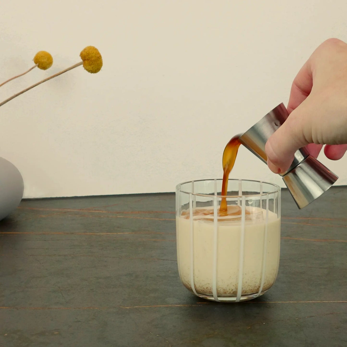 Chai Connection Sirup wird über Eis in einGlas gegossen – erfrischender Iced Chai