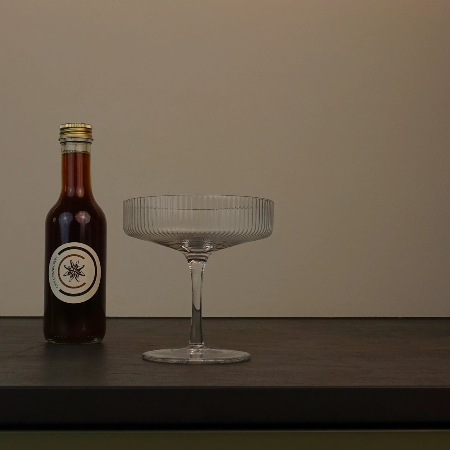 Chai Connection (Geschenk-) Flasche mit Chai-Sirup – Chai Konzentrat neben Cocktailglas, produziert in der Schweiz für Chai Lattes, Cocktails und viele kreative Rezepte. 