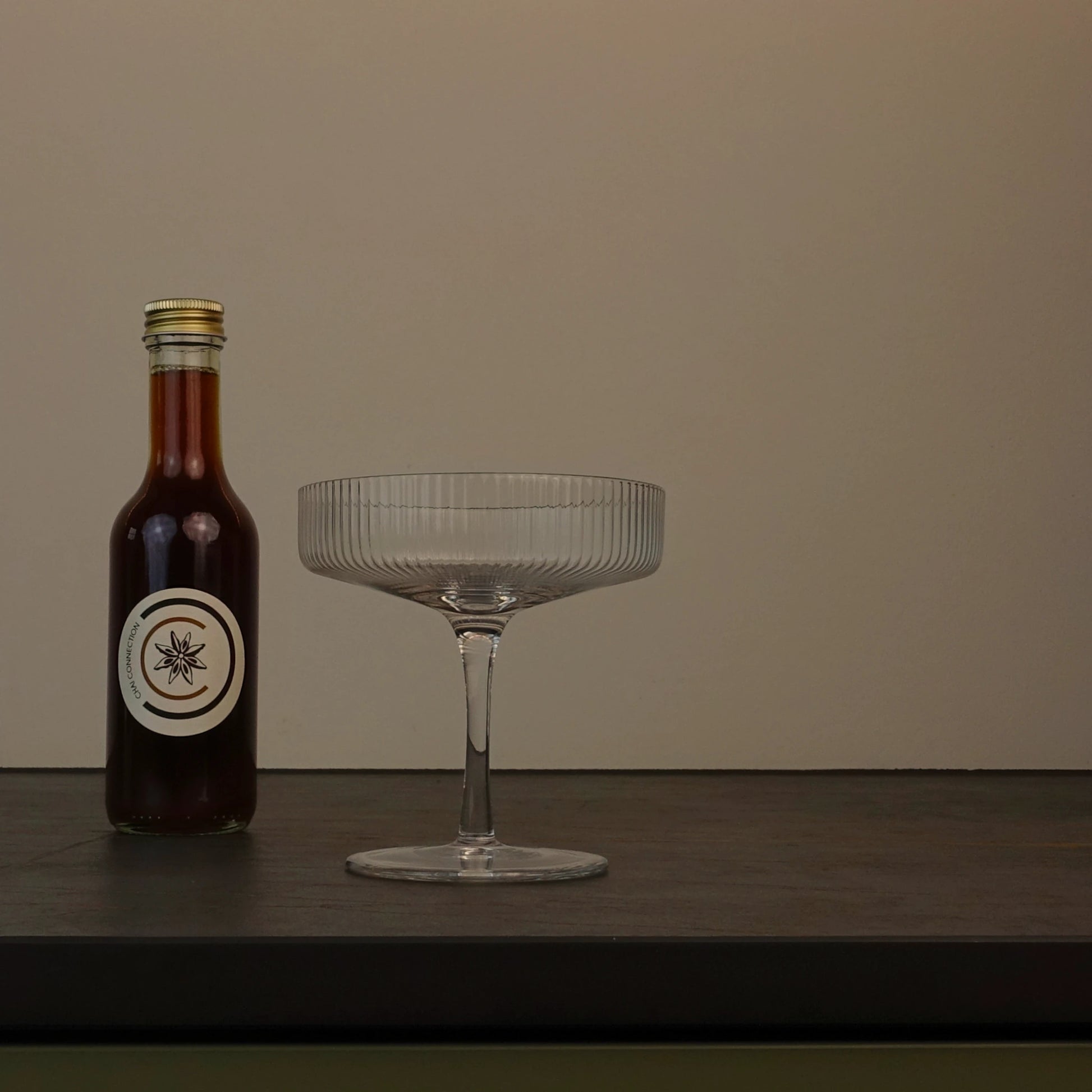 Chai Connection (Geschenk-) Flasche mit Chai-Sirup – Chai Konzentrat neben Cocktailglas, produziert in der Schweiz für Chai Lattes, Cocktails und viele kreative Rezepte. 