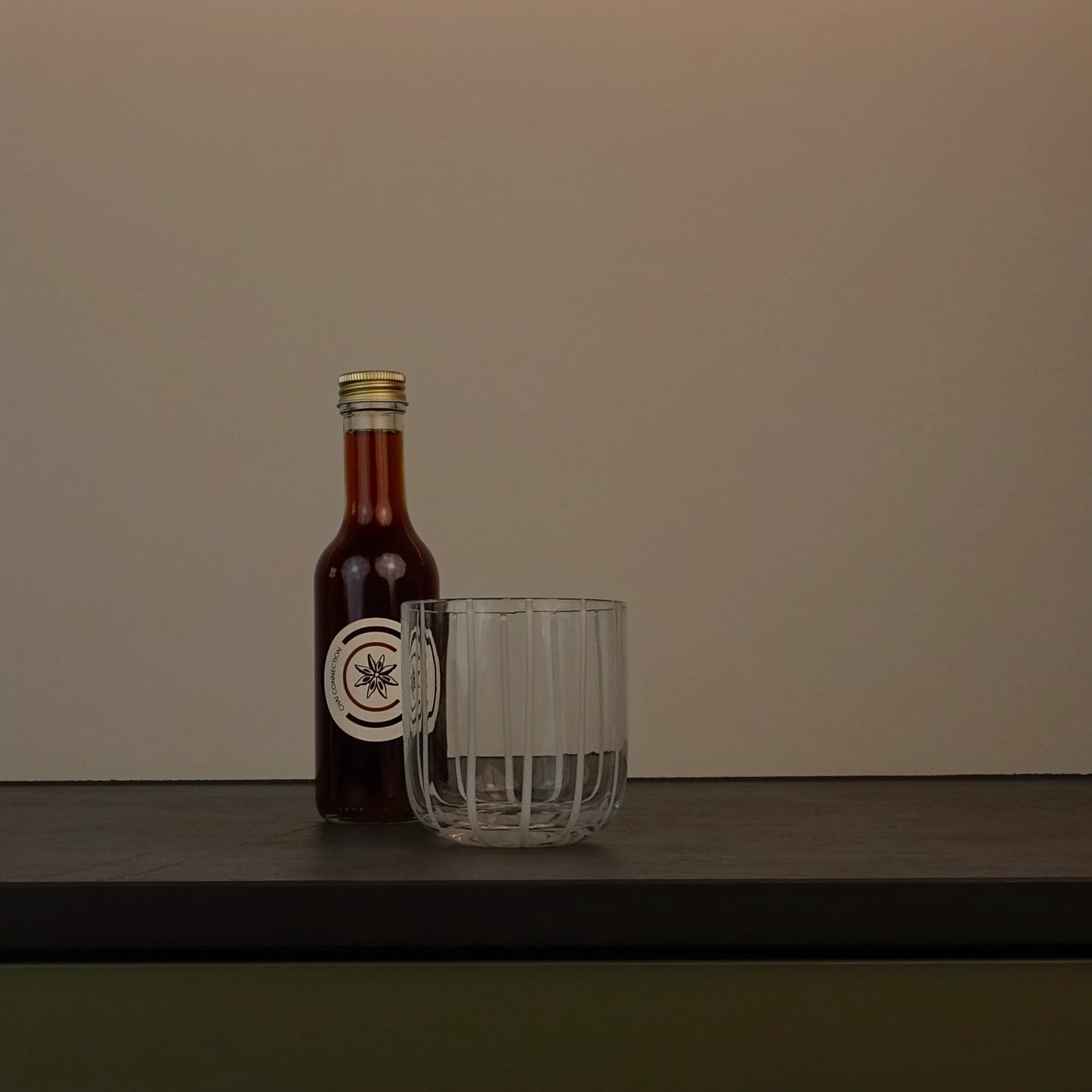 Chai Connection Flasche mit Chai-Sirup  neben Glas– Chai Konzentrat aus der Schweiz und natürlichen Zutaten für Chai Latte, Cocktails und kreative Rezepte