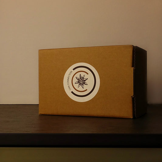 Chai Connection Box mit Chai Konzentrat – Chai Sirup für Zuhause, ideal für Chai Lattes, Cocktails und vieles mehr.