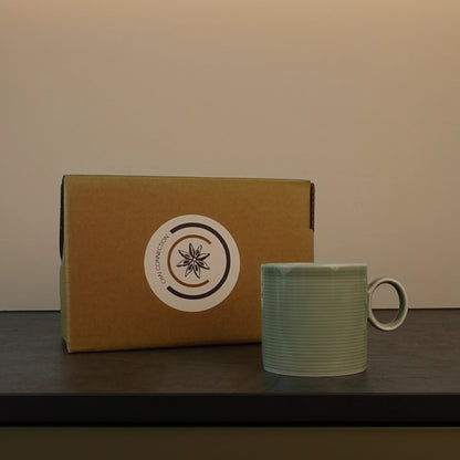 Praktische Chai Connection Box für Zuhause mit Ausguss um Chai Sirup optimal zu dosieren neben Tasse. Leckere Chai Latte und vieles mehr