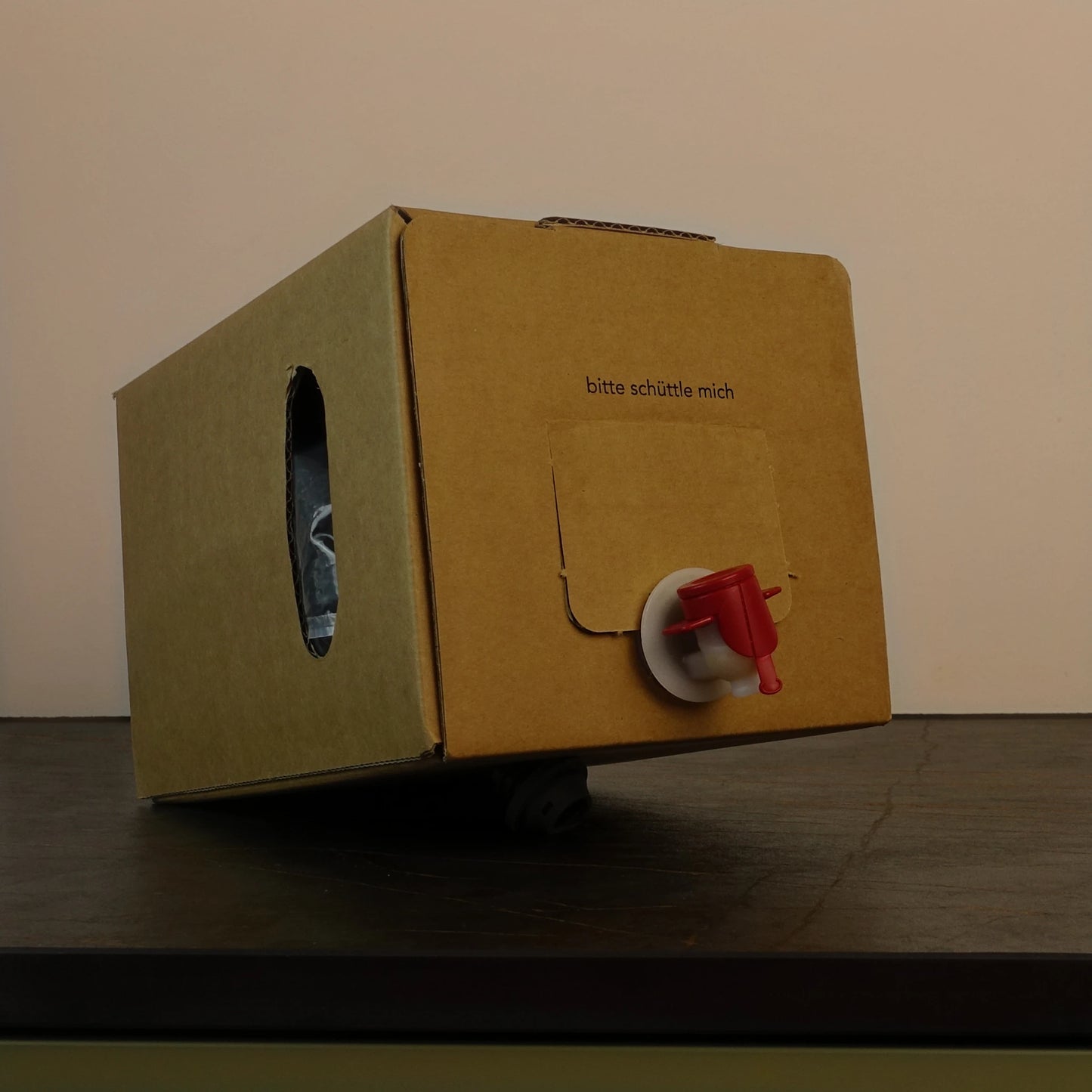 Praktische Chai Connection Box für Zuhause mit Ausguss um Chai Sirup optimal zu dosieren. Leckere Chai Latte und vieles mehr